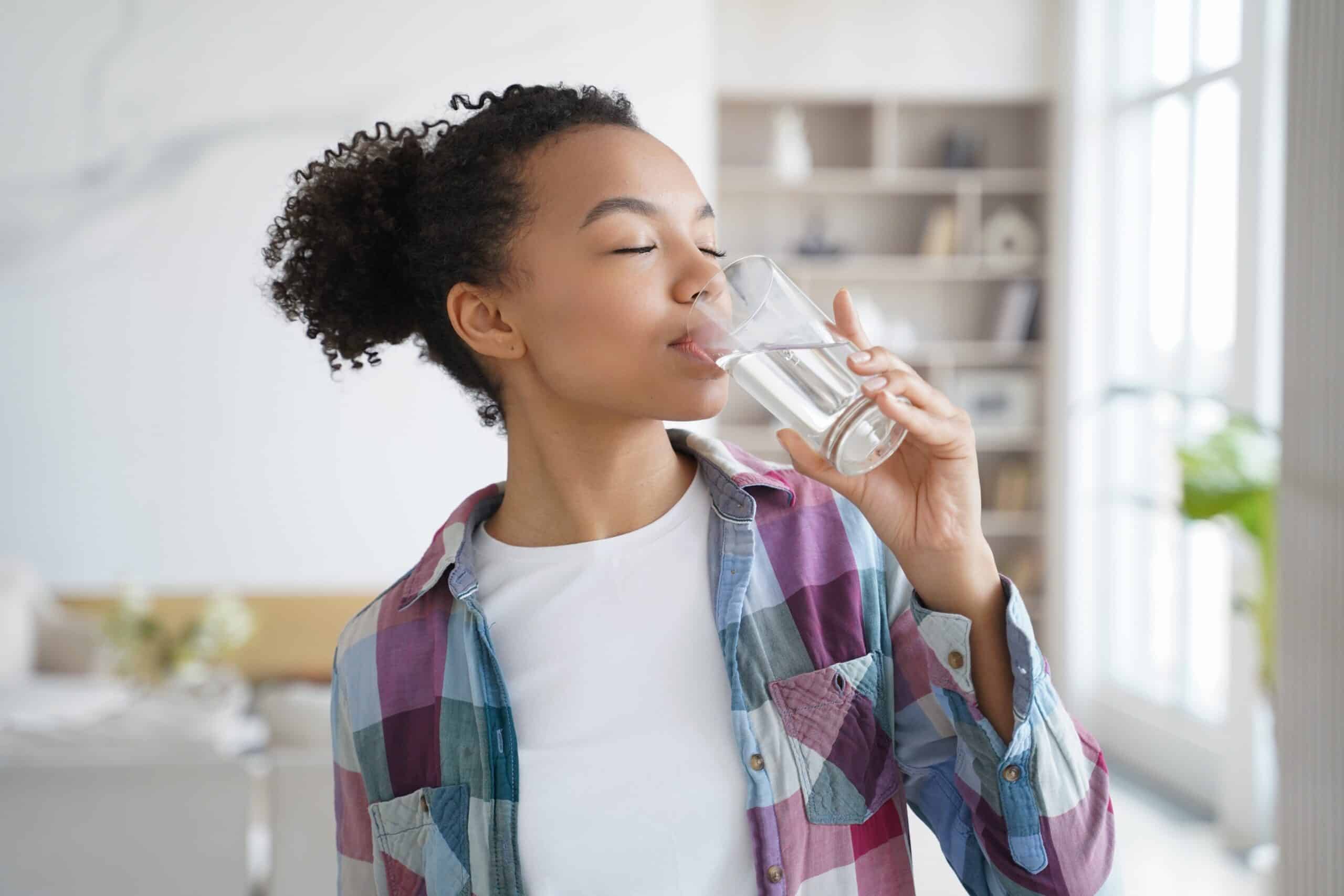 Ein Mädchen trinkt gefiltertes Wasser