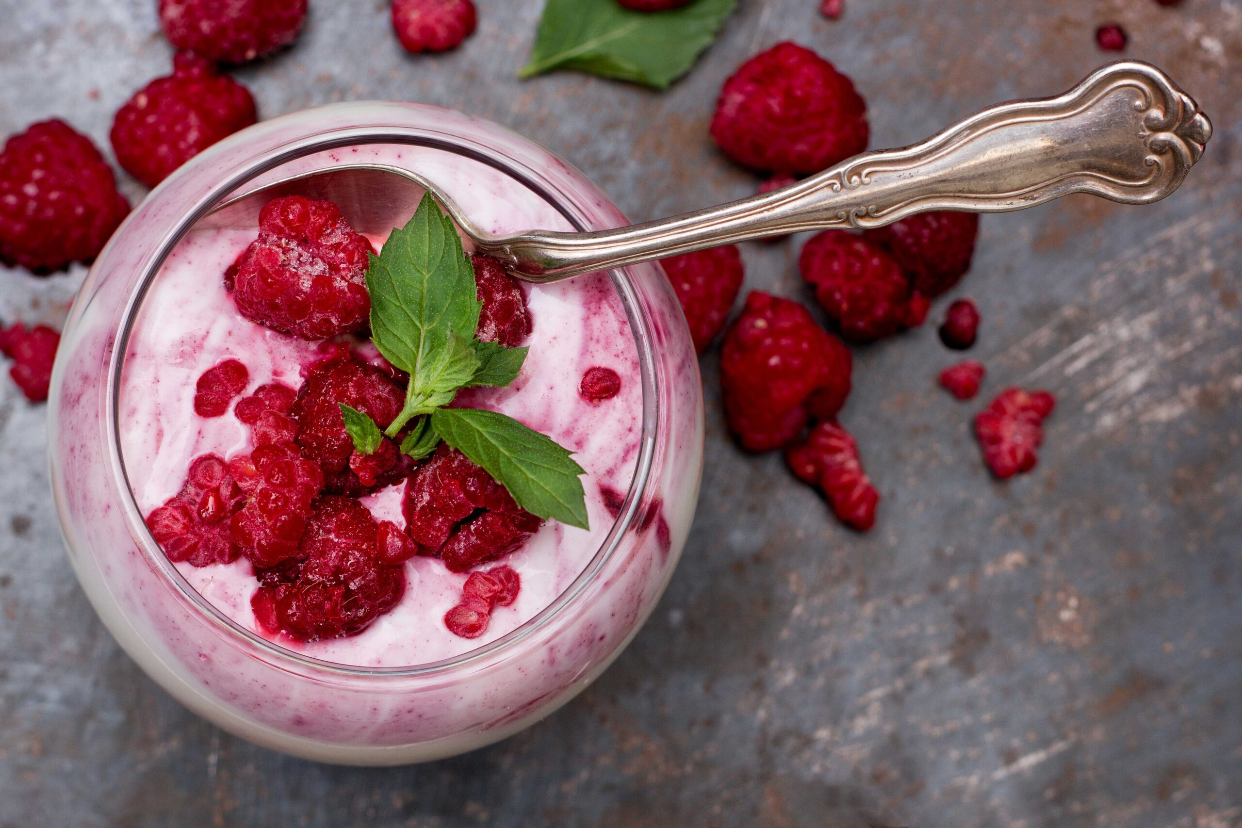 dessert mit himbeeren 