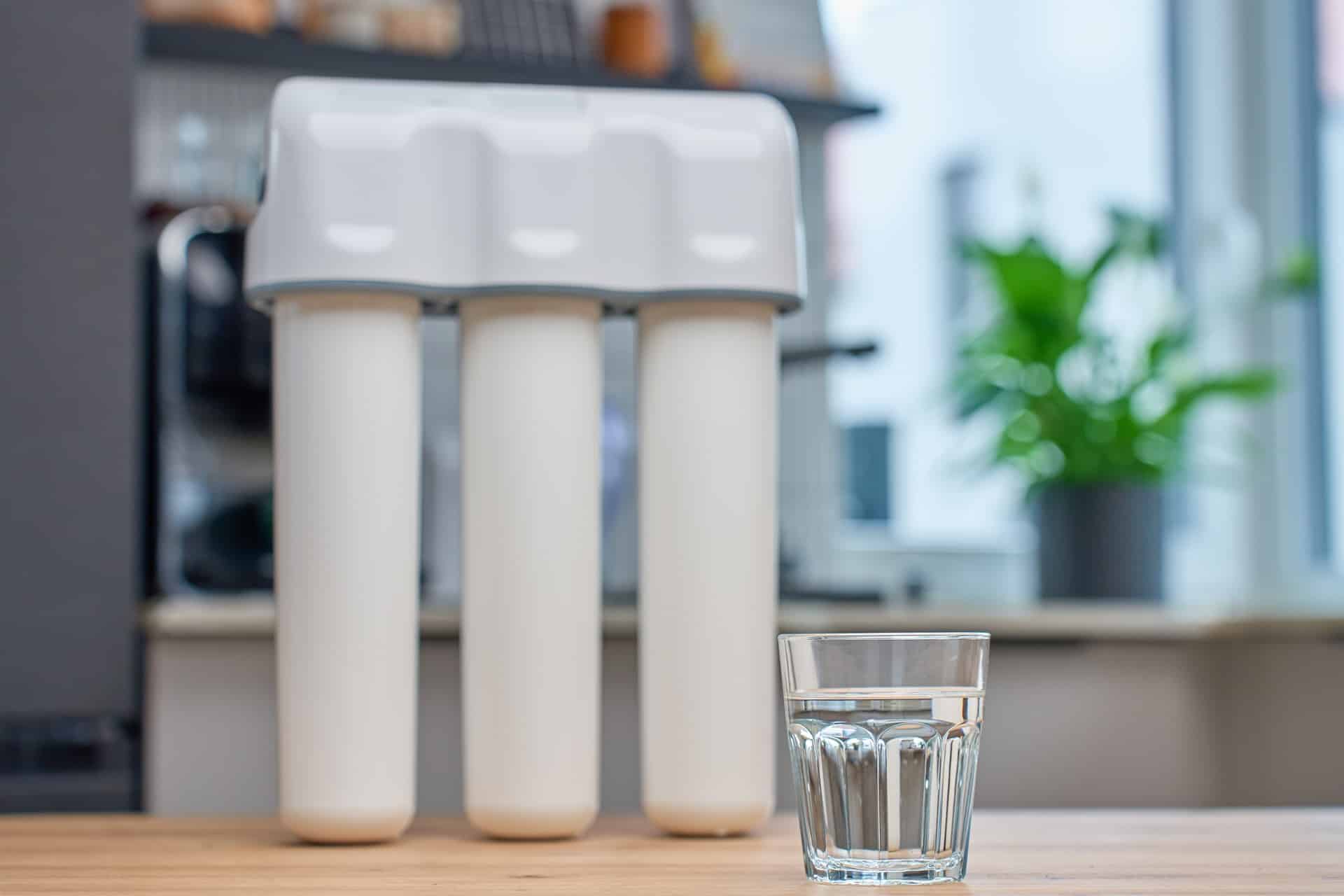 Filteranlage mit Trinkglas in Küche | Entkalkungsanlage